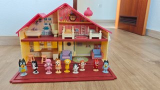 Casa de Bluey con figuras