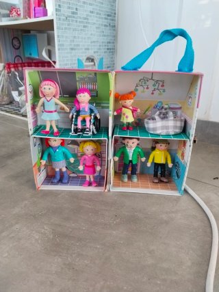 Casita de Muñecas Plegable con Figuras
