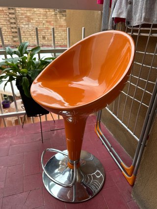 Taburete de diseño naranja