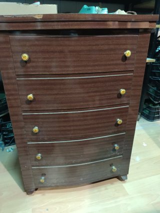 Maquina de coser zig zag en mueble de madera