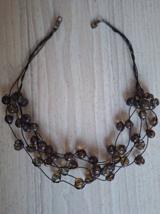 Collar con cuentas en tonos marrones