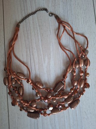 Collar de Cuentas y Cordones