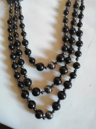 Collar de piedras negras y grises