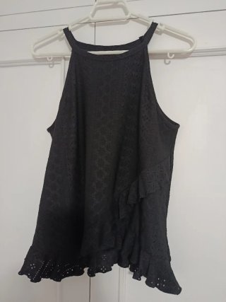 Camiseta de tirantes negra con volante