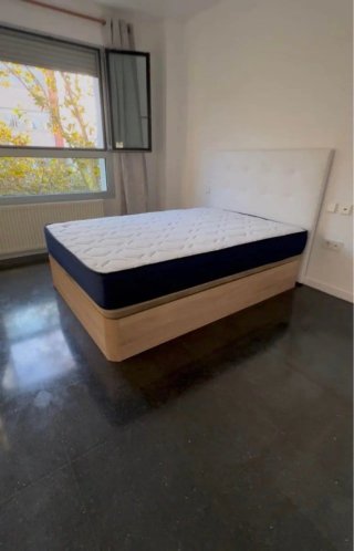 Canapé de madera con cabecero