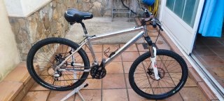 BICICLETA DE MONTAÑA PLATEADA TALLA M. 26 PULGADAS