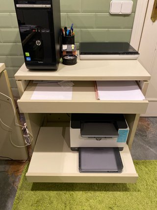 Escritorio de oficina gris con dos bandejas