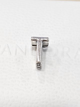 Charm Letra T Pandora Plata