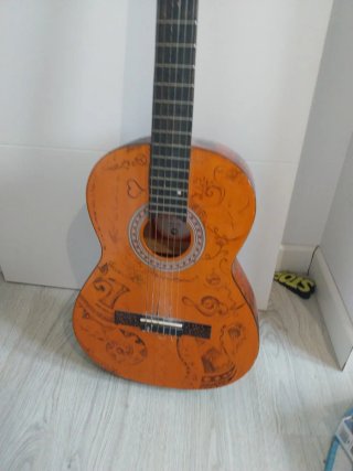 Guitarra Acústica con Decoración