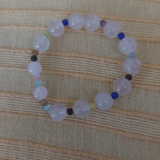 Pulsera de cuentas de cuarzo rosa y ojo de tigre.