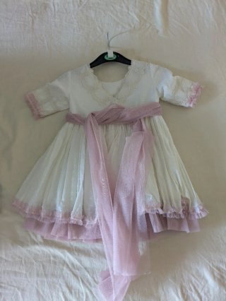 Vestido de niña blanco con detalles en rosa