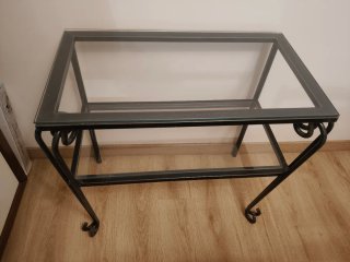 Mesa auxiliar de hierro y cristal