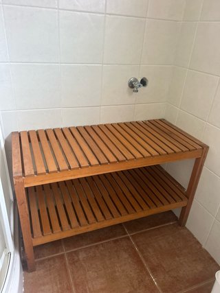 Mueble de Madera con Dos Estantes