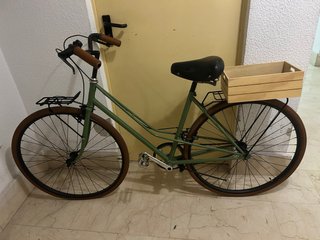 Bicicleta de paseo verde estilo clásico