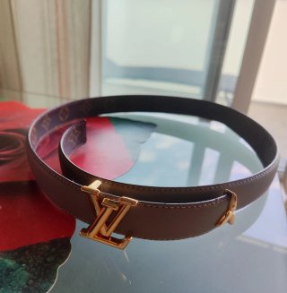 Cinturón Louis Vuitton gris. Reversible. 100% piel