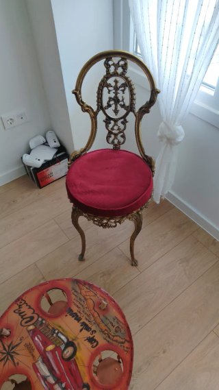 Silla de Bronce con Cojín Rojo