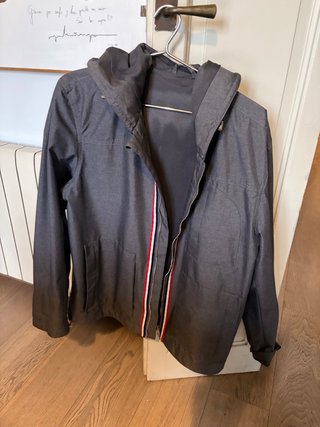 Chaqueta Gris con Capucha