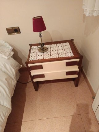 Mesita de noche de madera