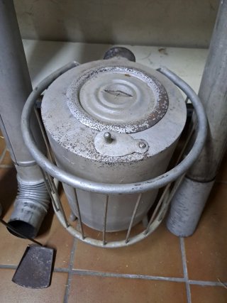 Estufa de leña metálica