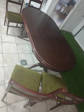 Mesa Clásica Antigua con 4 Sillas