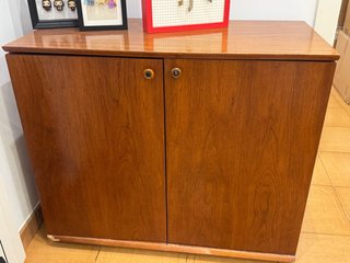Mueble de Madera con Dos Puertas