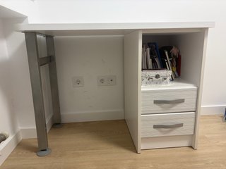 Mesa de escritorio blanca con cajonera