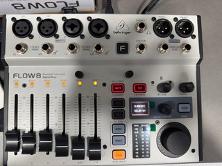 Mesa de mezclas digital Behringer FLOW 8