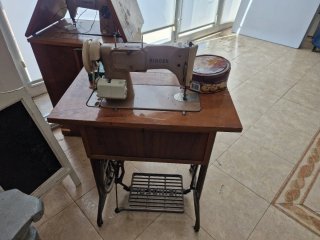 Máquina de coser Singer con mueble