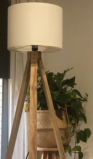 Lámpara de pie de madera con trípode