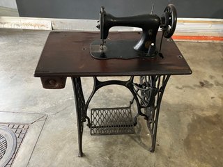 Máquina de coser antigua SINGER