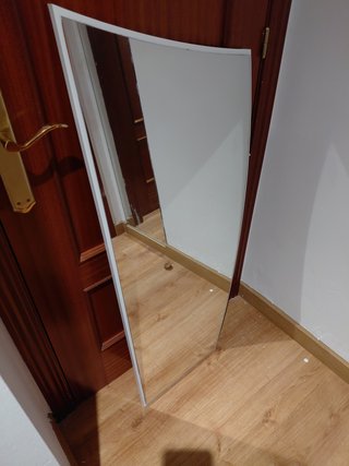 Espejo de pared con marco blanco