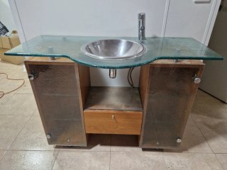 Mueble de baño con lavabo de cristal