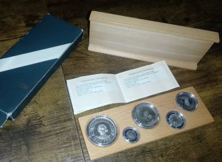 5 monedas de plata (pesetas), V centenario, 1989.
