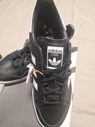 Zapatillas adidas negras y blancas
