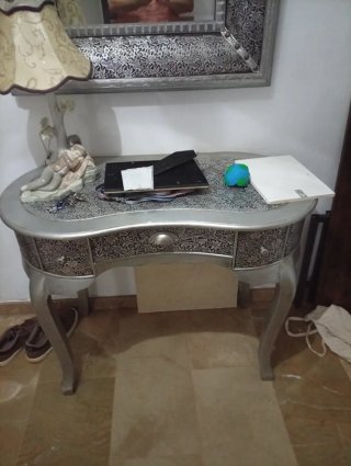 Mueble recibidor plateado