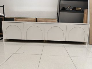 Mueble de TV moderno crema y blanco
