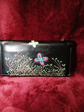Cartera Negra con Diseño de Mariposas