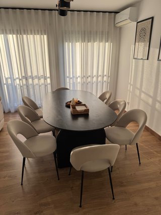 Mesa comedor 200x100 negra + 8 sillas beige - Pack