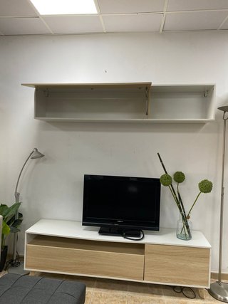 Mueble TV nórdico de madera clara y blanco – 130 €
