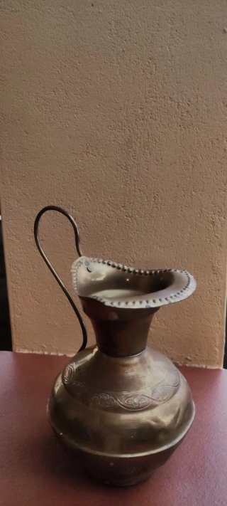 Jarra Antigua de Metal