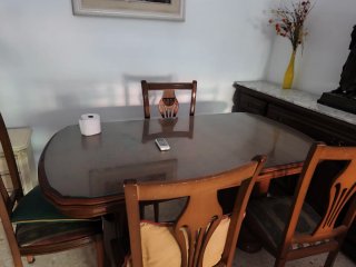 Mesa de comedor de madera y cristal
