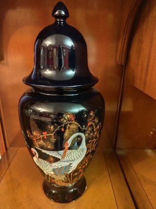 Jarrón Oriental Negro con Tapa