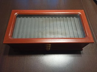 Espositore per 51 penne in legno e vetro