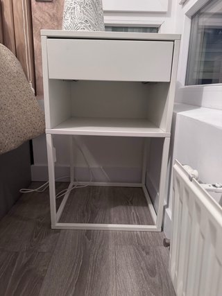 Mesita de noche VIKHAMMER IKEA