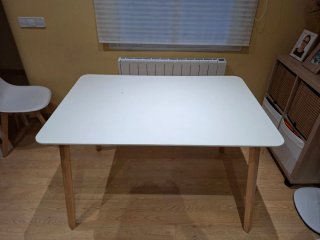 Mesa de cocina blanca con patas de madera