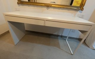 Mesa de escritorio Ikea blanca con cajones