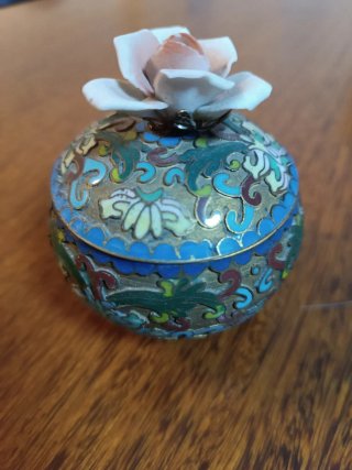 Caja antigua Cloisonné con detalle floral