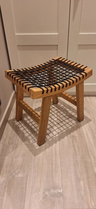 Taburete de madera con asiento trenzado