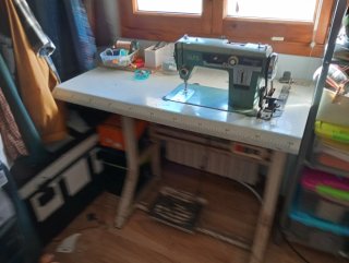 Mesa con Máquina de Coser Alfa