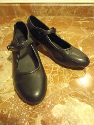 Zapatos de mujer negros con tira y tacón